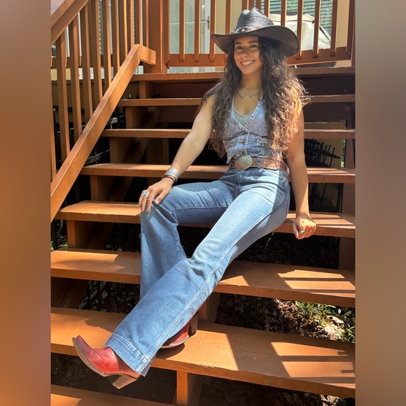 Meet your Posher, Olivia - Picture 2 of 6